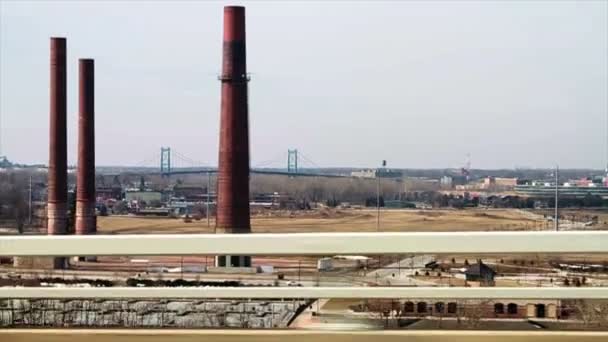 Conducción por fábrica con pilas de humo — Vídeos de Stock