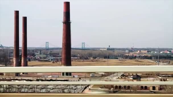 Conducción por fábrica con pilas de humo — Vídeo de stock