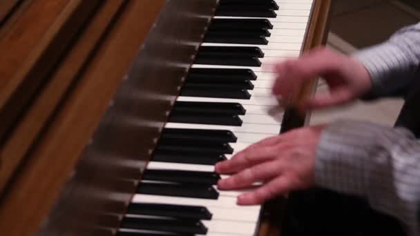 Man spelar piano — Stockvideo