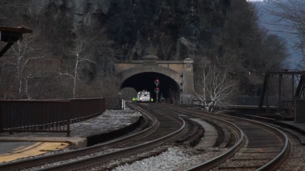 Arbeiten an Bahngleisen — Stockvideo