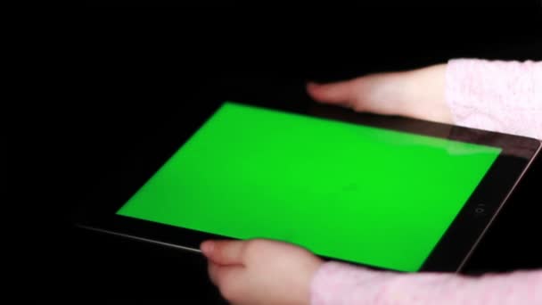 緑色の画面でタブレット pc を保持している女性 — ストック動画