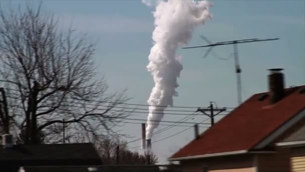 Проезд по фабрике с дымовыми трубами — стоковое видео