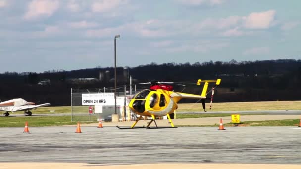 Flygplan på flygplatsen — Stockvideo