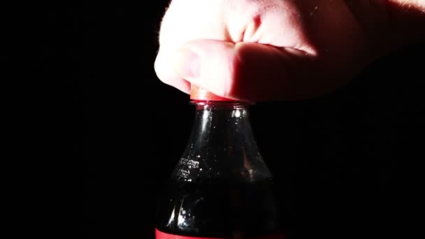 Открытие бутылки с содовой — стоковое видео