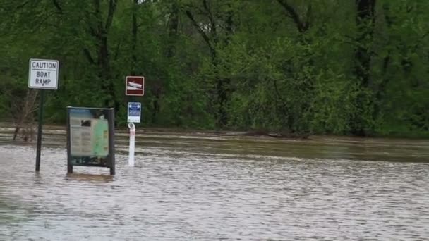 Fluss bei Hochwasser überflutet — Stockvideo