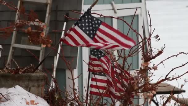 Bandera Americana Soplando Cerca de Casa — Vídeos de Stock