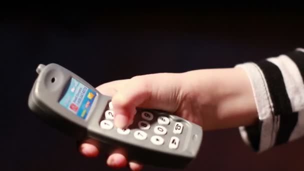 Niño jugando con el teléfono de juguete — Vídeo de stock