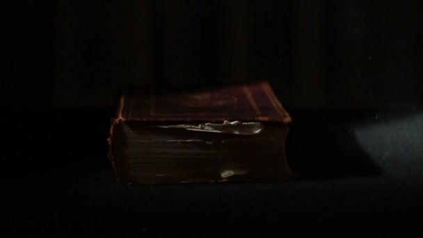 Древняя гигантская книга — стоковое видео
