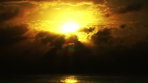 Salida del sol africano sobre el océano Índico — Vídeos de Stock
