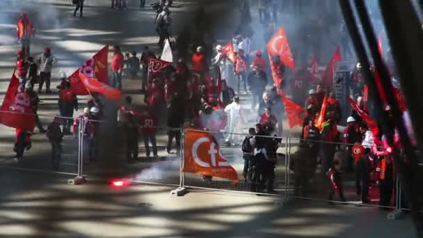 Protesteren tegen de Eiffeltoren. — Stockvideo