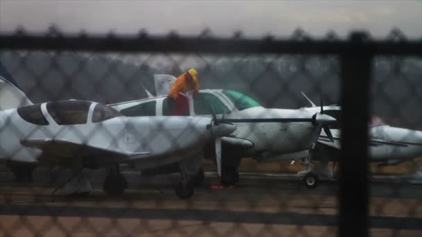 Hombre bajando del avión — Vídeos de Stock