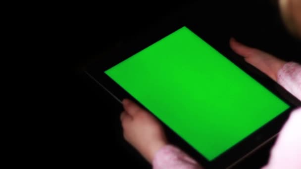 Mujer sosteniendo la tableta pc con pantalla verde — Vídeo de stock