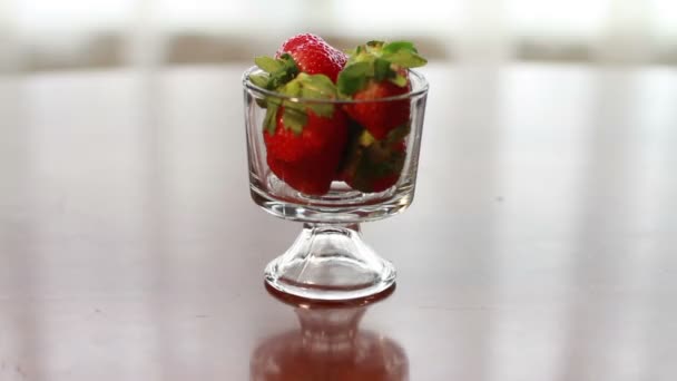 手牵着一只草莓从玻璃 — 图库视频影像
