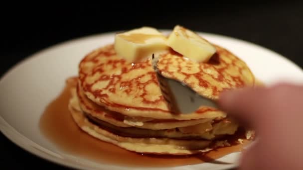与黄油和糖浆的煎饼 — 图库视频影像