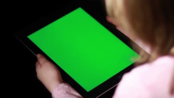 Vrouw met tablet -pc met groen scherm — Stockvideo