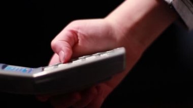 Oyuncak telefon ile oynayan çocuk