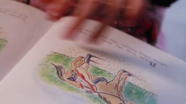 Çocuk kitabı okuyor