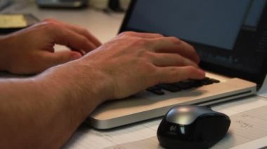 Adam Woking onun laptop