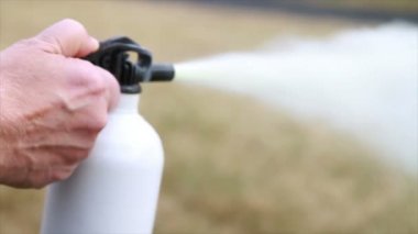 Yangın söndürücü kullanan adam