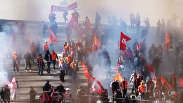 Protest at the Eiffel Tower. — Stock Video