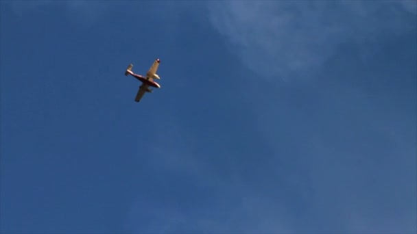 Repülő repülőgép az égen — Stock videók