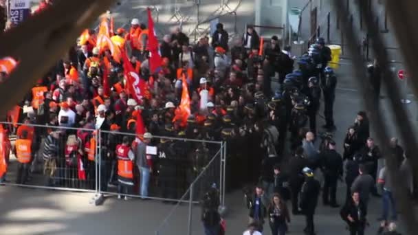 Протест у Эйфелевой башни . — стоковое видео