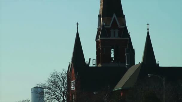 Conduciendo por la iglesia y el edificio Gm — Vídeos de Stock