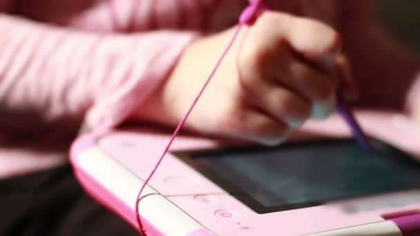 Meisje vestigt op ontwikkelingstoxiciteit kinderen van Tablet PC — Stockvideo