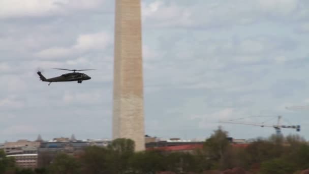 Helicóptero volando sobre Washington — Vídeos de Stock