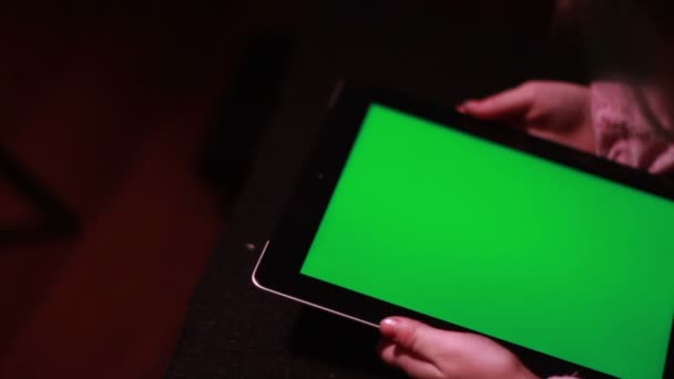 Woman holding tablet -pc with green  screen — Stock Video