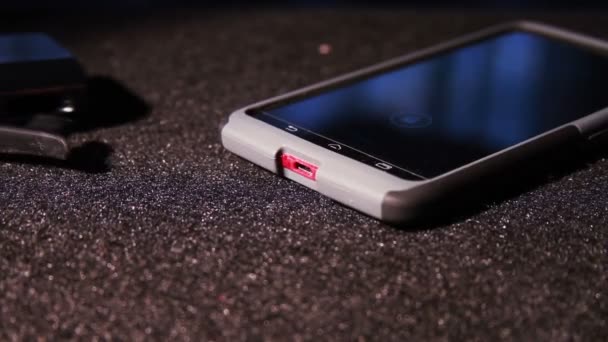 Смартфон с портативным зарядным устройством — стоковое видео