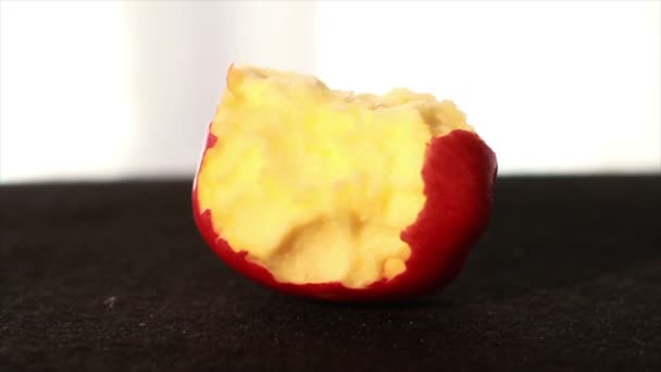 Ätit äpple tas upp — Stockvideo