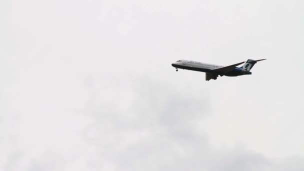 Самолет пролетел над Черешневым Бором — стоковое видео