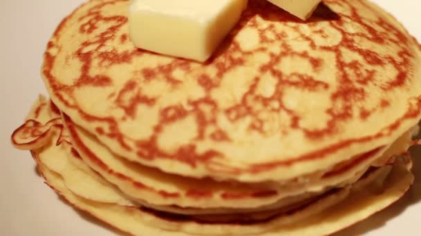Pfannkuchen mit Sirup und Butter — Stockvideo