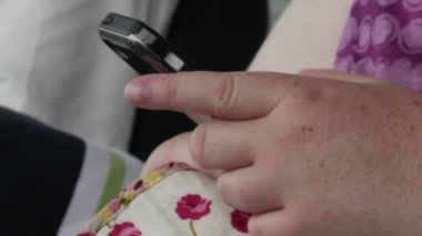 Akıllı telefon kullanan kadın