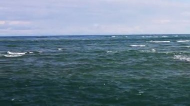 Okyanus dalgaları ve gökyüzü