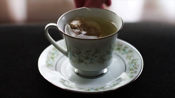Taza de té en la mesa — Vídeo de stock