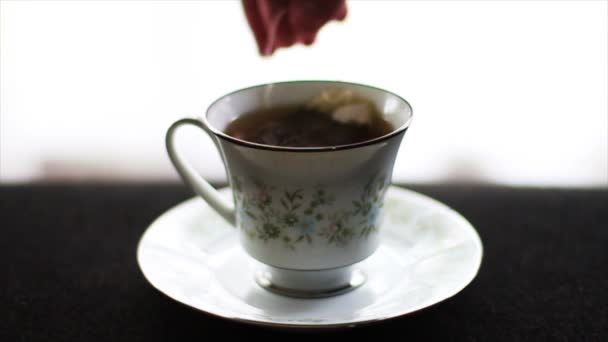 Taza de té en la mesa — Vídeo de stock