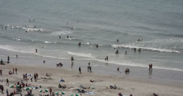 İnsanlar sahilde eğleniyor. — Stok video