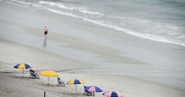 Regent op het strand — Stockvideo