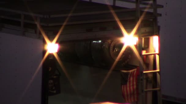 Bandera Americana en el garaje para coches — Vídeos de Stock