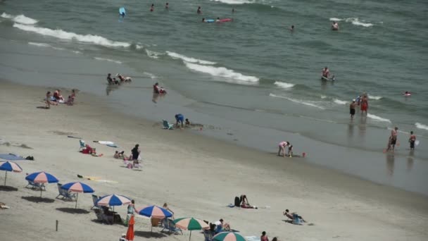 Lidé si užívají pláž — Stock video