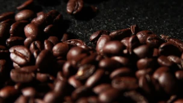 Kaffebönor nära — Stockvideo