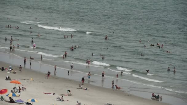 Gente disfrutando de la playa — Vídeos de Stock