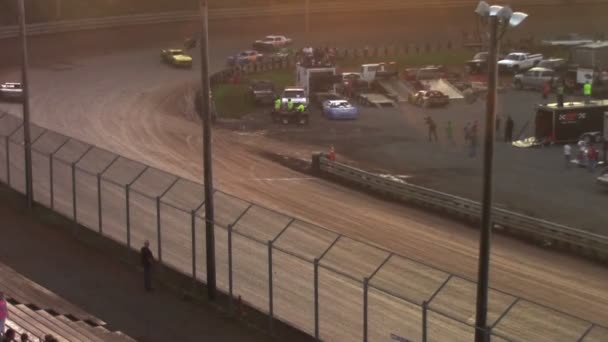 Carrera de coches girar en pista — Vídeos de Stock