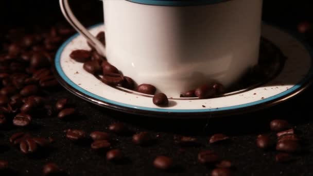 Tasse und Kaffeebohnen — Stockvideo