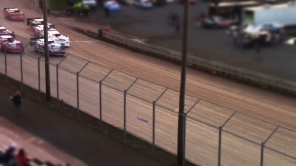 Coches de carreras conduciendo en pista — Vídeos de Stock