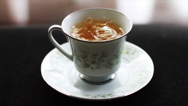 Σταγόνες σε ένα φλυτζάνι τσάι — Αρχείο Βίντεο