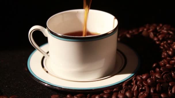 Koffie gegoten in de beker — Stockvideo
