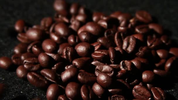 Kaffebönor som faller — Stockvideo